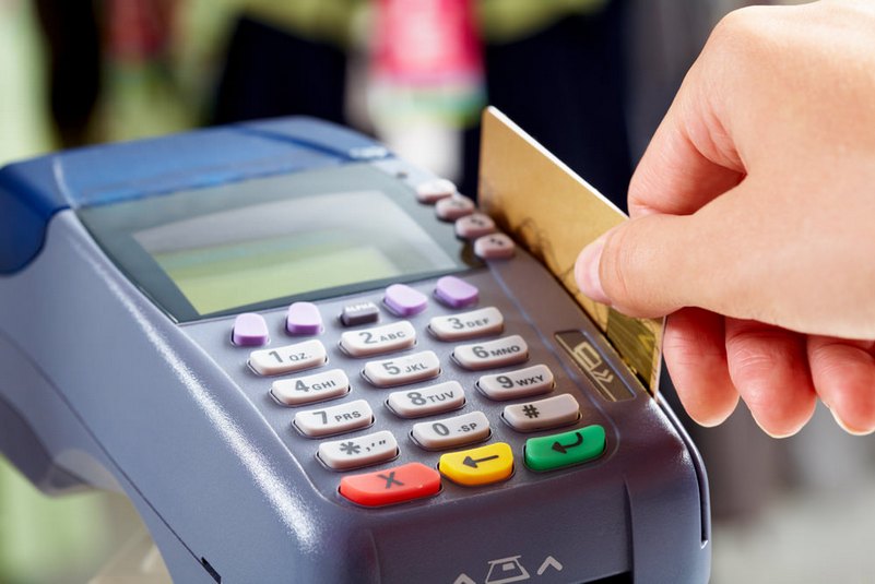 La AFIP estableció la obligatoriedad de recibir pagos por débito en los comercios