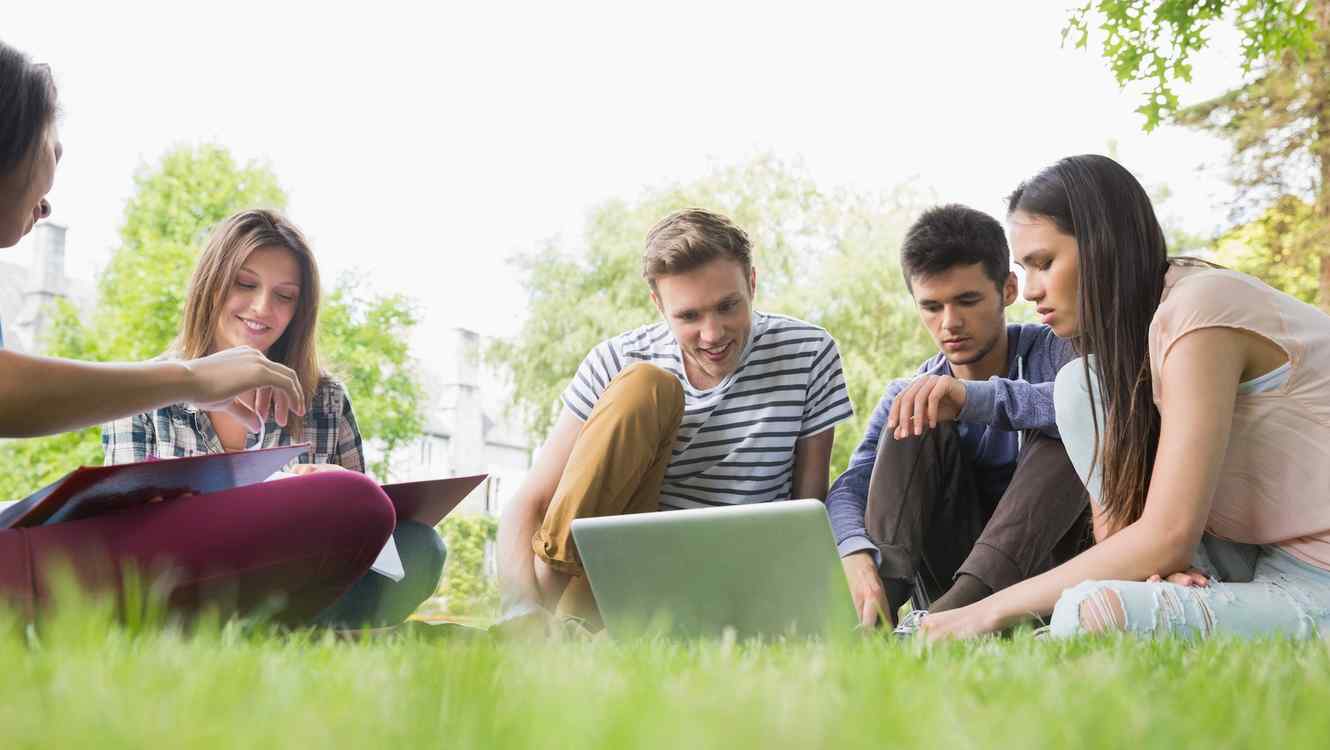 estudiantes-universitarios-en-el-campus